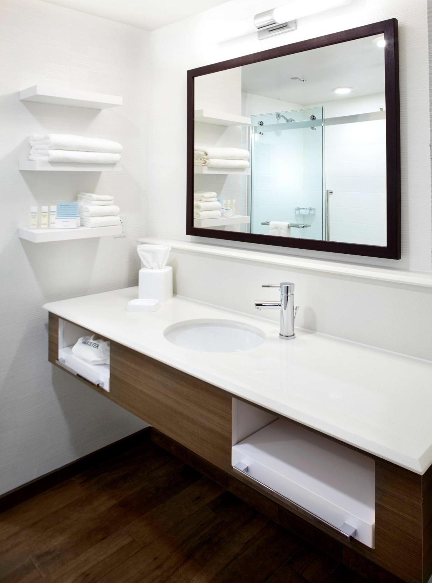 Hampton Inn & Suites Pittsburgh Airport South/Settlers Ridge Hotel