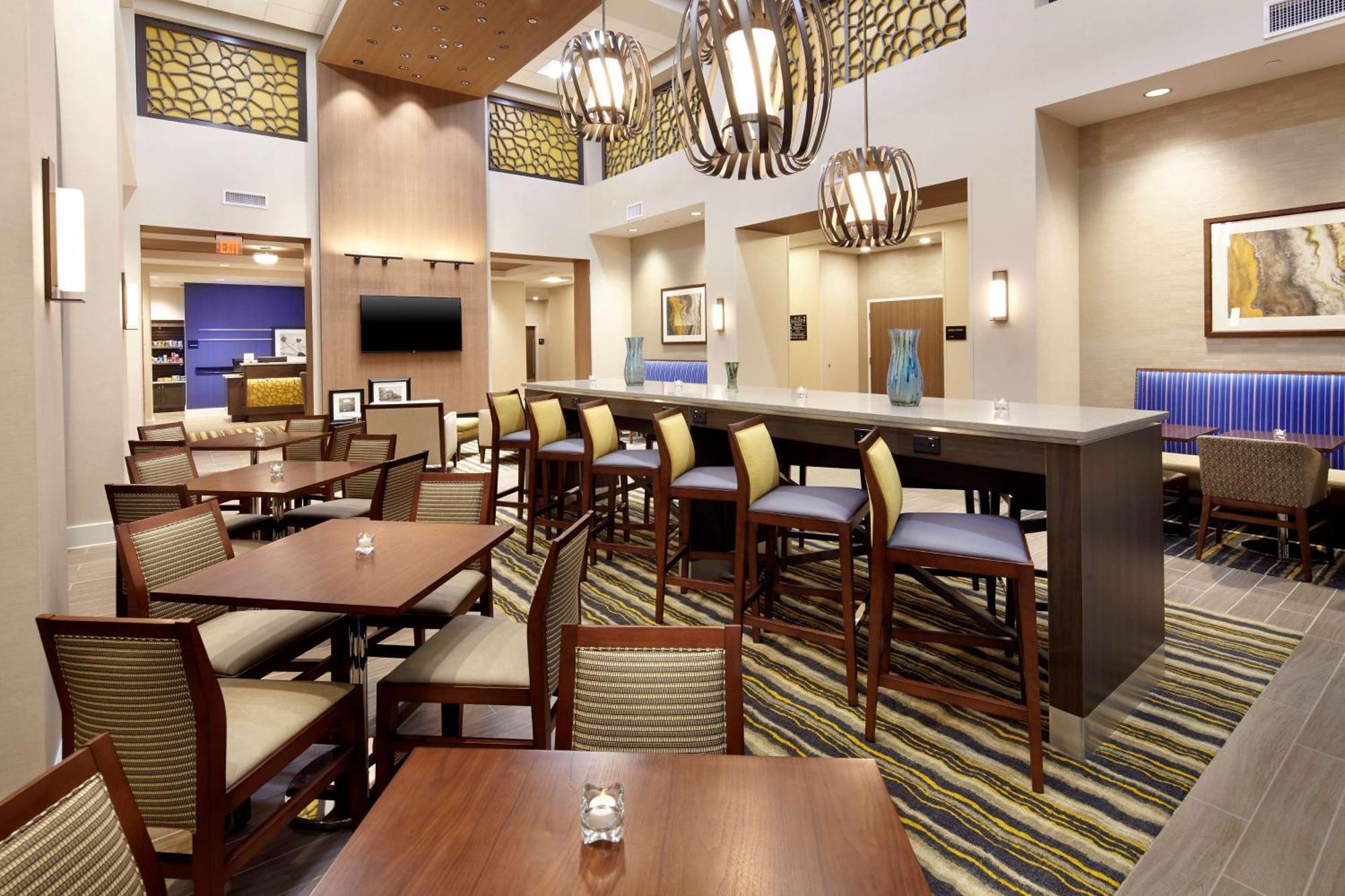Hampton Inn & Suites Pittsburgh Airport South/Settlers Ridge Hotel