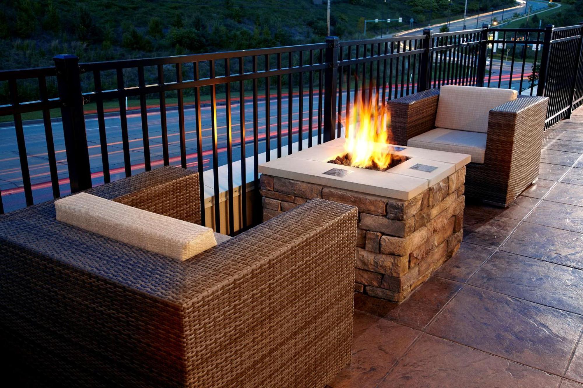 Hampton Inn & Suites Pittsburgh Airport South/Settlers Ridge Hotel